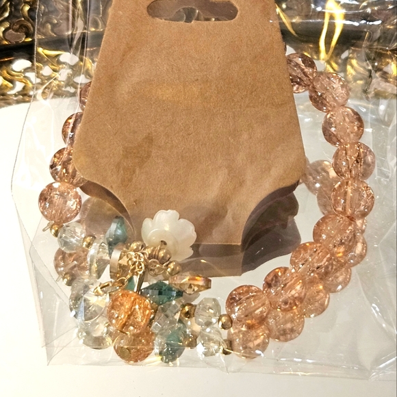 Glass Beaded Flower Bracelet - Picture 10 of 12